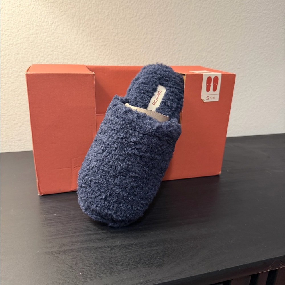 NWT State of Day  blue  Sherpa Slippers